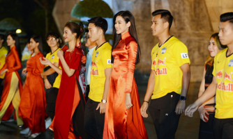 Dàn Hoa hậu "hội ngộ" các cầu thủ của CLB HAGL
