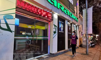 Tp.HCM tạm dừng hoạt động karaoke, bar, vũ trường từ 18h ngày 30/4