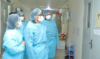 Một bác sỹ Bệnh viện Bệnh Nhiệt đới Trung ương dương tính, lịch trình rất phức tạp
