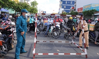 Ngày đầu giãn cách xã hội, Quận Gò Vấp tạm gỡ chốt phong tỏa Covid-19 vì giao thông ùn ứ