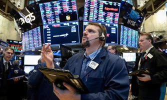 S&P 500 trượt dốc dù cổ phiếu năng lượng, tài chính bùng nổ