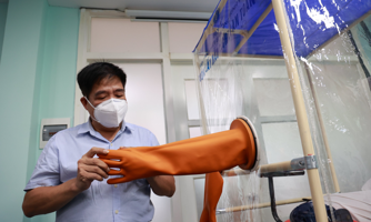Quá trình lắp ráp siêu nhanh "buồng lấy mẫu an toàn" giá chỉ 10 triệu đồng
