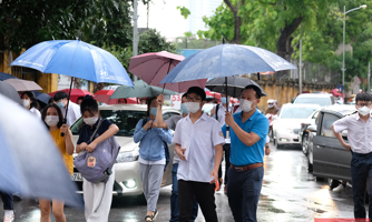 Hà Nội: Hơn 93.000 học sinh đội mưa dự thi vào lớp 10