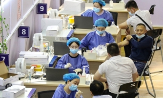Nhiều tỉnh, thành phố Trung Quốc cấm người chưa tiêm vaccine Covid-19 vào siêu thị, bệnh viện