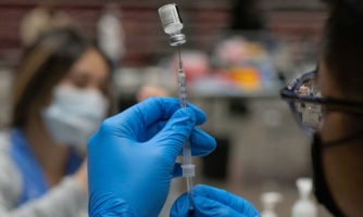 Vaccine BioNTech tạo mức kháng thể cao gấp 10 lần vaccine Sinovac