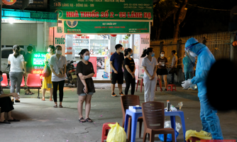 Hà Nội: Trắng đêm lấy mẫu xét nghiệm tại khu vực nhà thuốc Láng Hạ