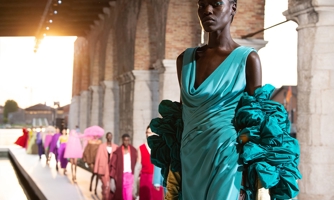 Valentino Couture Thu Đông 2021: cảm nhận những sắc màu
