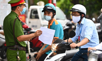 Hà Nội siết chặt cấp giấy đi đường, yêu cầu xuất trình cả lịch làm việc