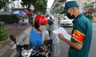 Hà Nội bỏ quy định người đi đường phải xuất trình lịch làm việc