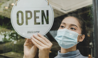 Doanh nghiệp “nương theo cơn bão” để tồn tại