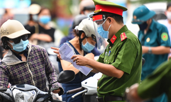 Hà Nội sử dụng giấy đi đường mẫu cũ và mới