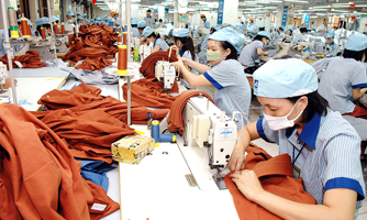 HSBC: Thách thức cho Việt Nam chủ yếu ở da giày và dệt may