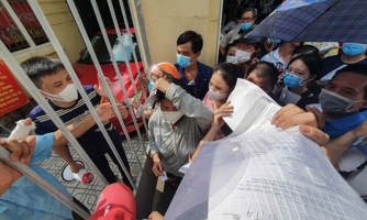 Bí thư Hà Nội yêu cầu làm rõ trách nhiệm vụ chen lấn tiêm vaccine ở Trung Văn 
