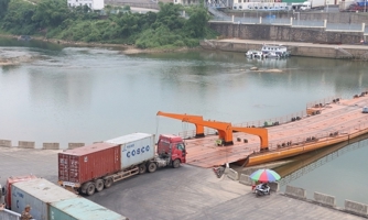 Trung Quốc tạm dừng nhập khẩu mặt hàng thanh long tại Cầu phao tạm Đông Hưng 