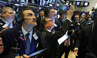 Dow Jones lập kỷ lục mới, giá dầu giữ đà tăng, Bitcoin hướng đến mốc 70.000 USD