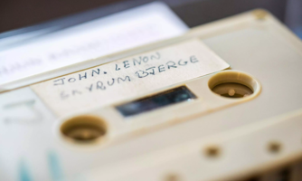Băng cassette của John Lennon và vợ được đấu giá hơn 58.000 USD