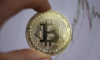 Bitcoin tiến sát đỉnh lịch sử, lên mức  62.600 USD