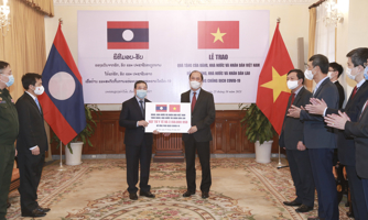 Việt Nam hỗ trợ khẩn cấp Lào hơn 2 triệu USD và vật tư y tế chống dịch 