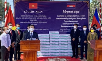 Việt Nam nhận 200.000 liều vaccine phòng Covid-19 từ Campuchia