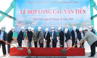 Hợp long cầu vượt biển dài nhất Quảng Ninh 