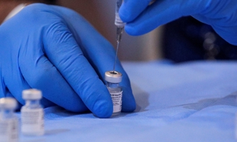 CEO Pfizer: Có thể phải tiêm mũi vaccine thứ tư sớm hơn để chống biến chủng Omicron