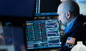S&P 500 tụt khỏi kỷ lục, Dow Jones mất hơn 300 điểm vì Omicron và Fed