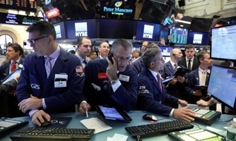 Dow Jones “bay” thêm 300 điểm, giá dầu tụt khỏi đỉnh, Bitcoin giảm