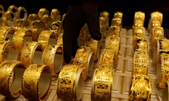 Giá vàng thế giới nhảy vọt lên 1.900 USD/oz do tin Nga-Ukraine, trong nước tăng èo uột