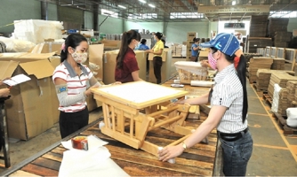 Sản xuất và xuất khẩu đồ gỗ kỳ tích trong gian khó