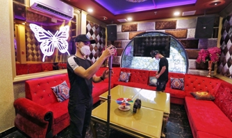 Căn cứ cấp độ dịch để mở lại dịch vụ karaoke, vũ trường
