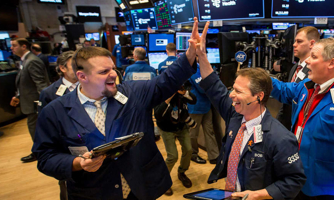 Dow Jones tăng 600 điểm, giá dầu mất mốc 100 USD/thùng