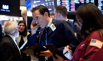 Dow Jones tăng hơn 500 điểm sau khi Fed nâng lãi suất, giá dầu tiếp tục giảm, Bitcoin hồi mốc 40.000 USD