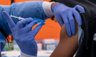 Mỹ cấp phép tiêm mũi vaccine Covid-19 thứ tư và thứ 5