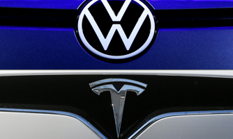 Volkswagen dùng "vũ khí" gì để chạy đua cùng Tesla?