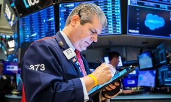 Dow Jones “đỏ” 4 phiên liên tiếp, giá dầu tuột mốc 100 USD/thùng, Bitcoin cầm cự mốc 30.000 USD