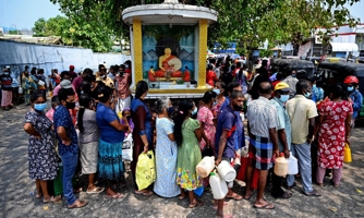 Cận kề bờ vực vỡ nợ, Sri Lanka hết cả tiền nhập khẩu xăng