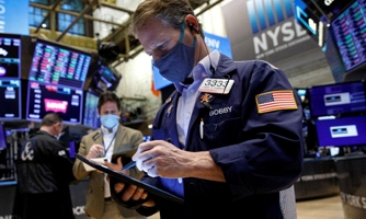 Báo cáo lạm phát Mỹ khiến Dow Jones “bay” gần 900 điểm, giá dầu tụt dốc
