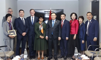 Chủ tịch Quốc hội Vương Đình Huệ gặp mặt các lãnh đạo của Prudential trong chuyến viếng thăm tại Vương quốc Anh