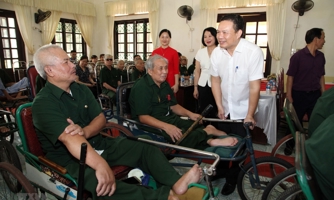 Chủ tịch nước ký quyết định tặng quà cho người có công dịp 27/7