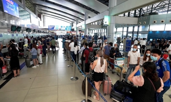 Hơn 5.600 chuyến bay trễ giờ khiến hành khách bức xúc, Bộ Giao thông vận tải đề nghị các hãng chấn chỉnh