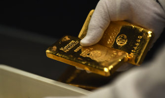 Vàng tiếp tục giảm giá vì đồng USD duy trì đà tăng