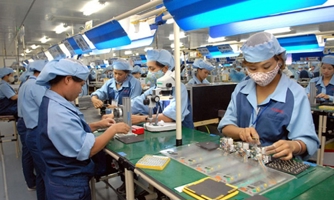 Lao động Việt Nam làm việc tại Malaysia được tăng lương tối thiểu