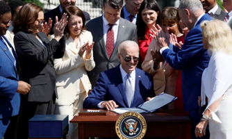 Ông Biden ký ban hành luật riêng cho ngành chip, đầu tư 52 tỷ USD để cạnh tranh với Trung Quốc