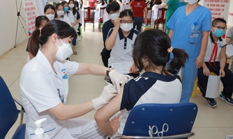 Tiêm vaccine Covid-19 để trẻ được đến trường an toàn