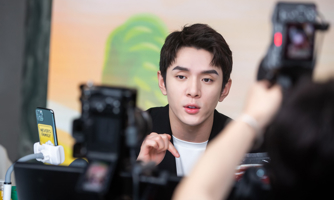 Hơn 64 triệu người xem khi “ông hoàng son môi” livestream trở lại