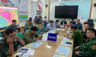 Bão đang hoành hành ở miền Trung, Phó Thủ tướng Lê Văn Thành họp chỉ đạo các đoàn đi cứu trợ cứu nạn