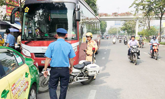 Công an Hà Nội mạnh tay dẹp nạn "cò mồi", xử nghiêm ô tô bắt khách dọc đường