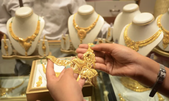 Giá vàng lại tụt dưới sức ép từ tỷ giá và lợi suất