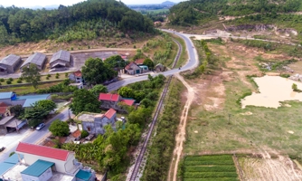 Lấn chiếm hành lang nghiêm trọng trên tuyến đường sắt vắng tàu 10 năm tại Nghệ An