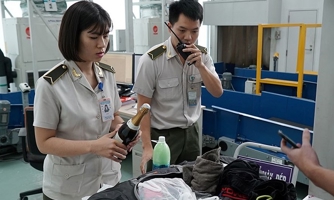 Siết chặt chống buôn lậu rượu, điện thoại, vàng... qua đường hàng không